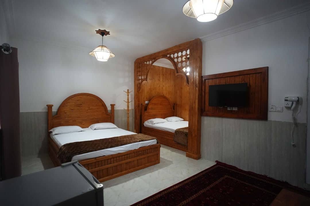 حیاط مرکزی و آلاچیق‌های سنتی بوم‌گردی میرزا قشم