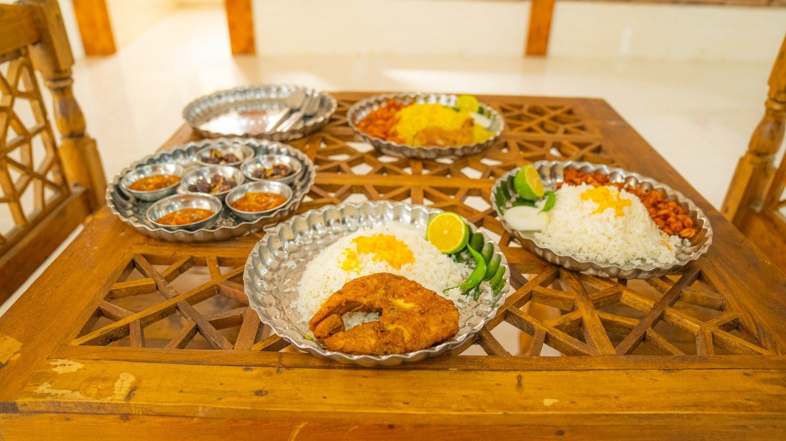 اتاق‌خواب با تخت دونفره و دیوار روشن در بوم‌گردی میرزا قشم