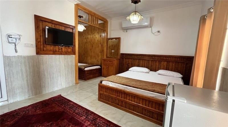 حیاط بوم‌گردی میرزا قشم در نور غروب آفتاب