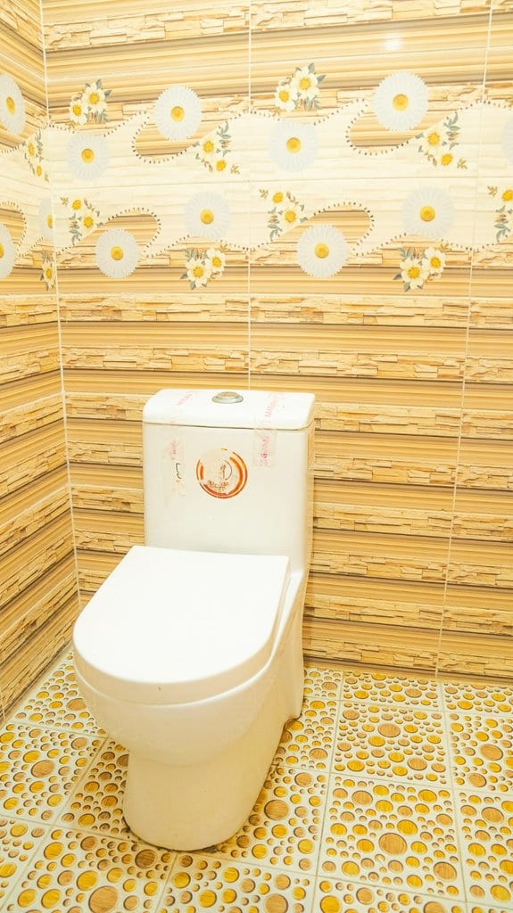 نشیمن سنتی با دیوار تزیینی در بوم‌گردی میرزا قشم