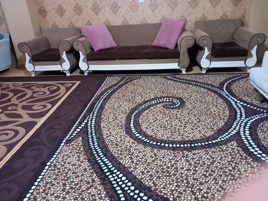 اتاق‌خواب با تخت دونفره و فرش دستباف در آپارتمان ۱۲۰متری خانوادگی قشم