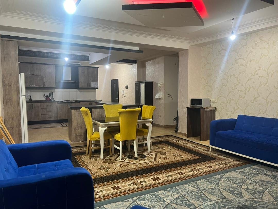 آشپزخانه با میز نهارخوری و مبلمان آبی در آپارتمان ۱۲۰متری مرکز شهر قشم