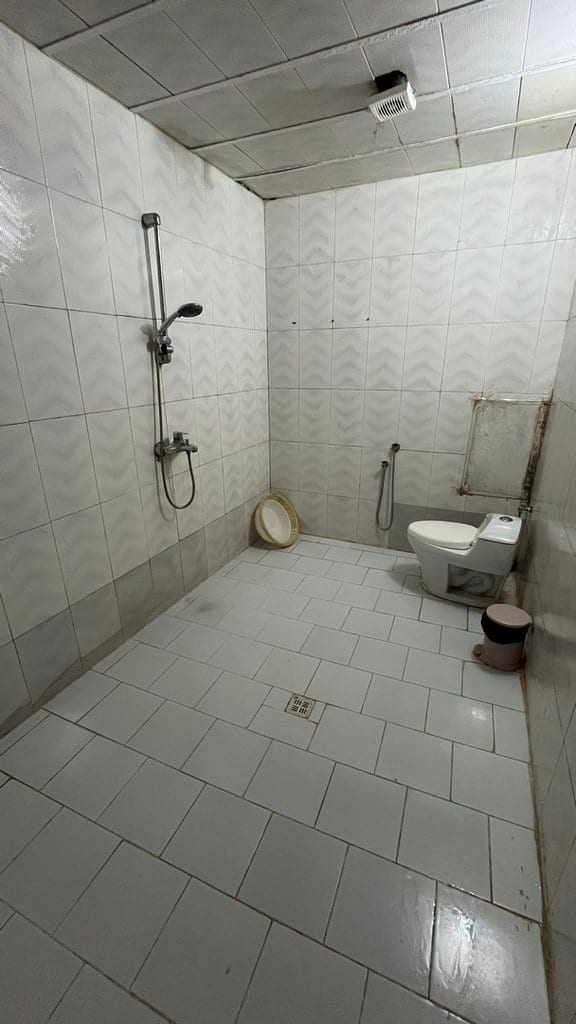 اتاق‌خواب با تخت دونفره و روتختی سفید در آپارتمان ۱۲۰متری قشم