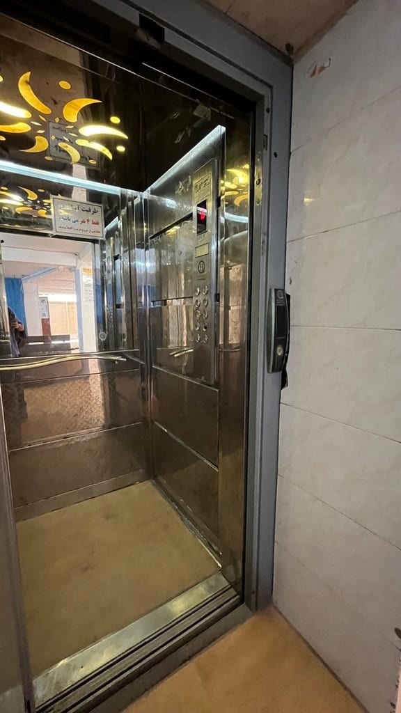 نمای بیرونی ساختمان آپارتمان ۱۲۰متری نزدیک دریا قشم
