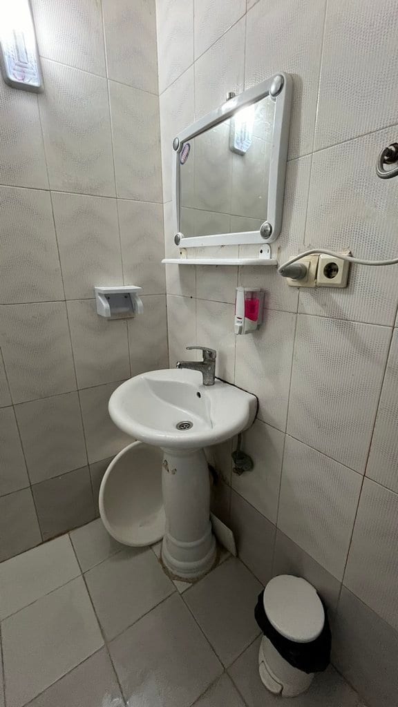اتاق‌خواب با تخت یک‌نفره و روتختی رنگی در آپارتمان ۶۰ متری قشم