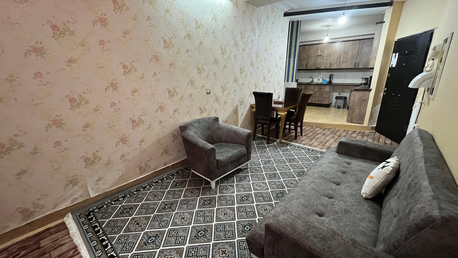 نمای آشپزخانه و کابینت‌بندی چوبی در آپارتمان ۶۰ متری قشم