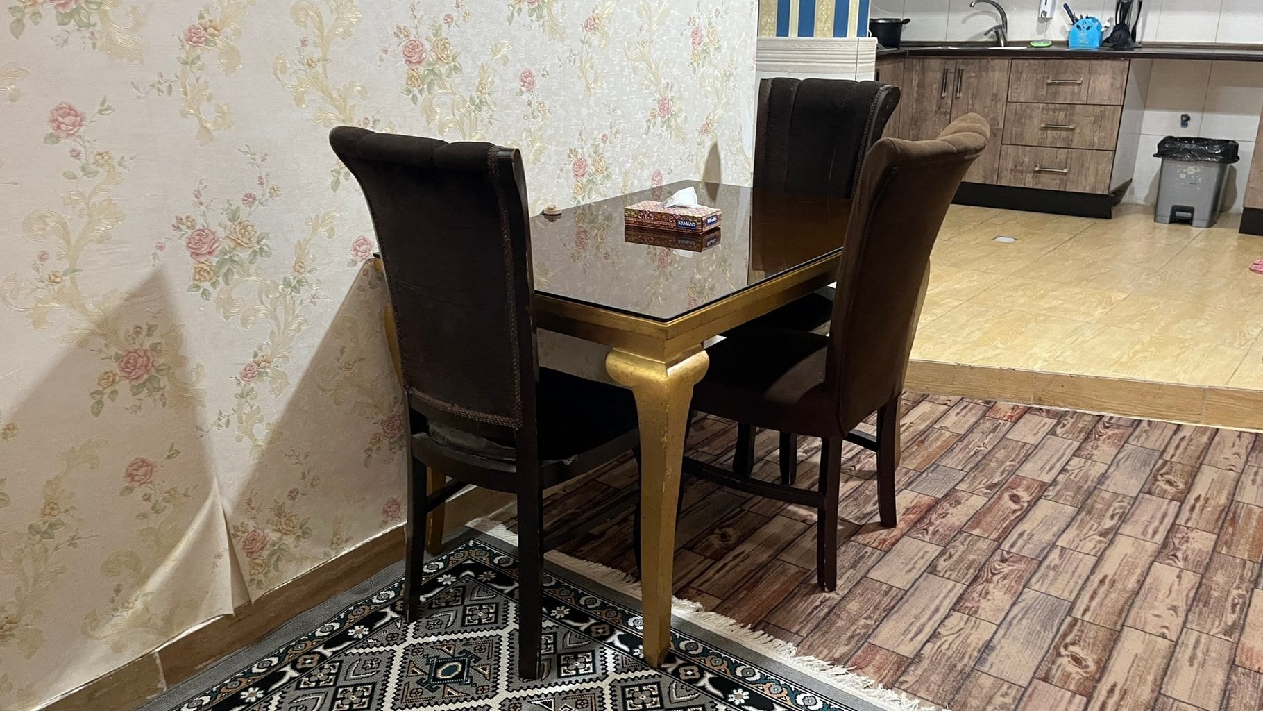 اتاق‌خواب با دیوار رنگی و تخت یک‌نفره در آپارتمان ۶۰ متری قشم