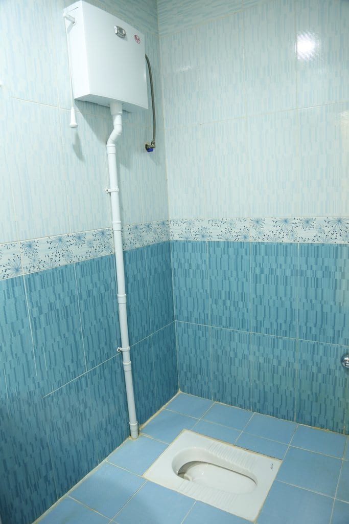 حمام و سرویس بهداشتی ساده در آپارتمان اقتصادی قشم