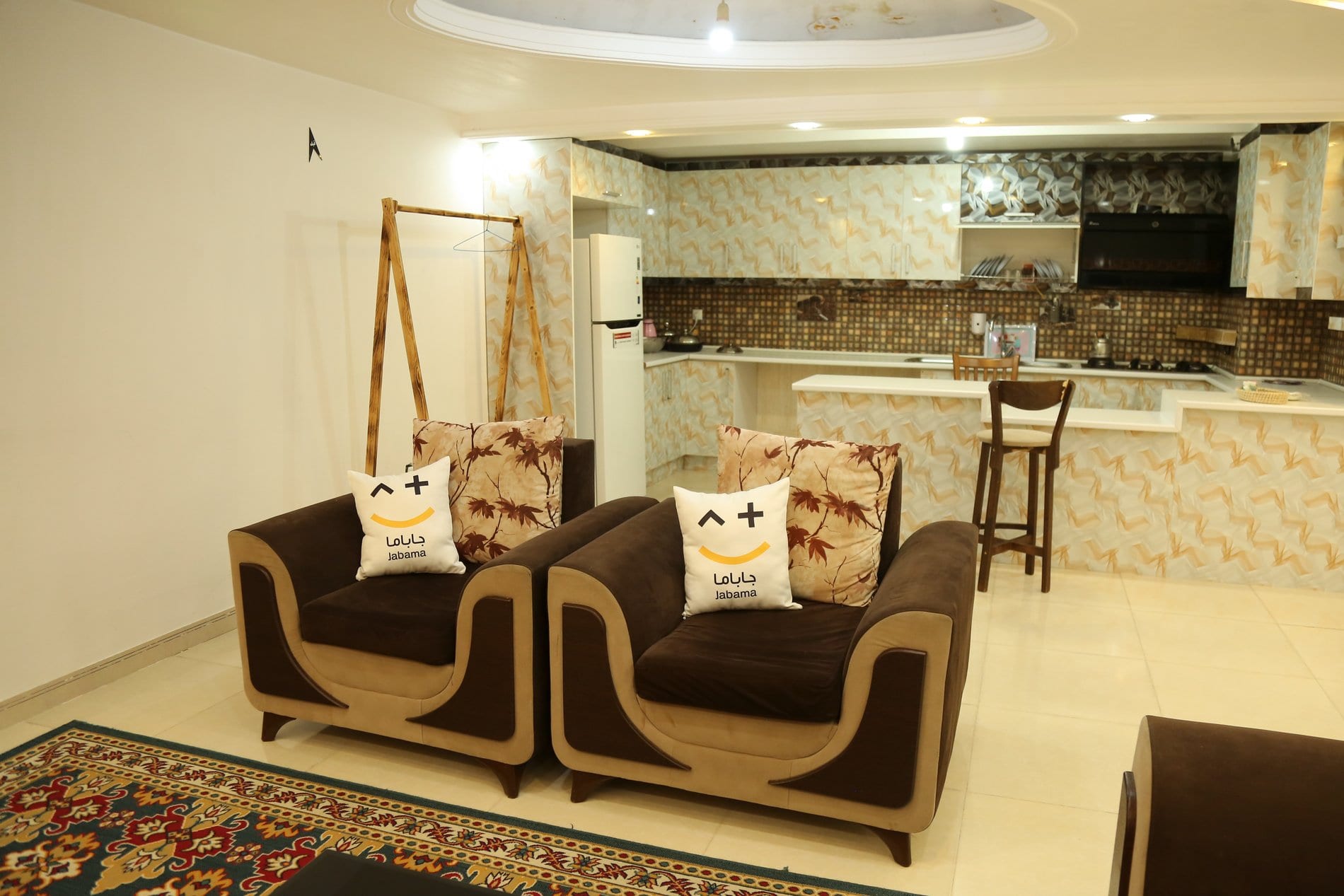 آشپزخانه با کابینت و میز نهارخوری در آپارتمان سام قشم