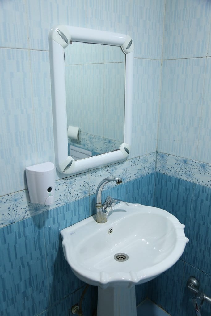 قایق تفریحی زرد روی دریای قشم نزدیک اقامتگاه سام ۱