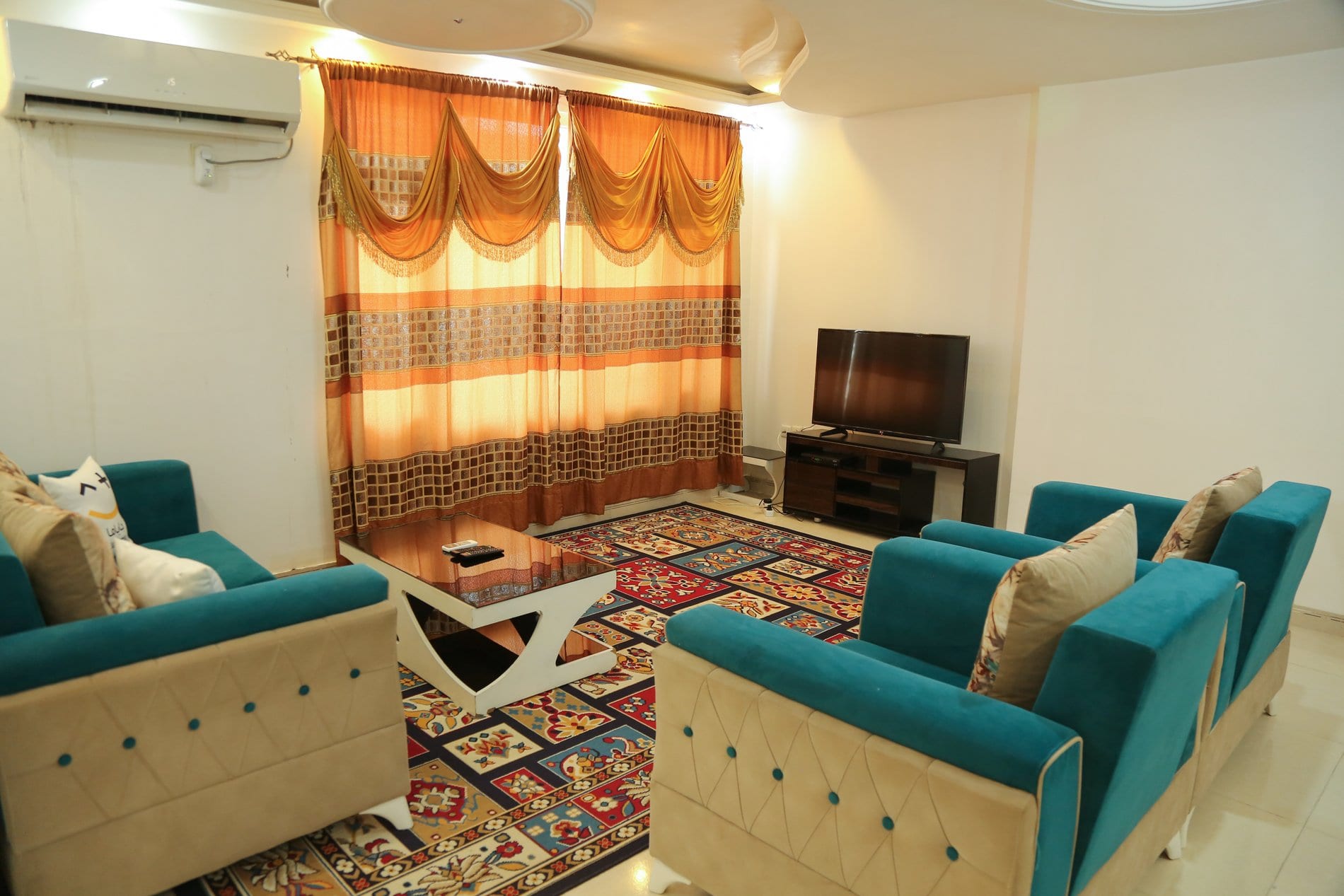 گشت دریایی و قایق تفریحی نزدیک اقامتگاه سام در ساحل قشم