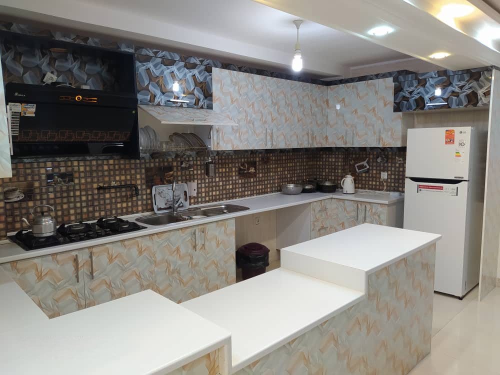 میز نهارخوری چیده‌شده در نشیمن آپارتمان دوخوابه قشم