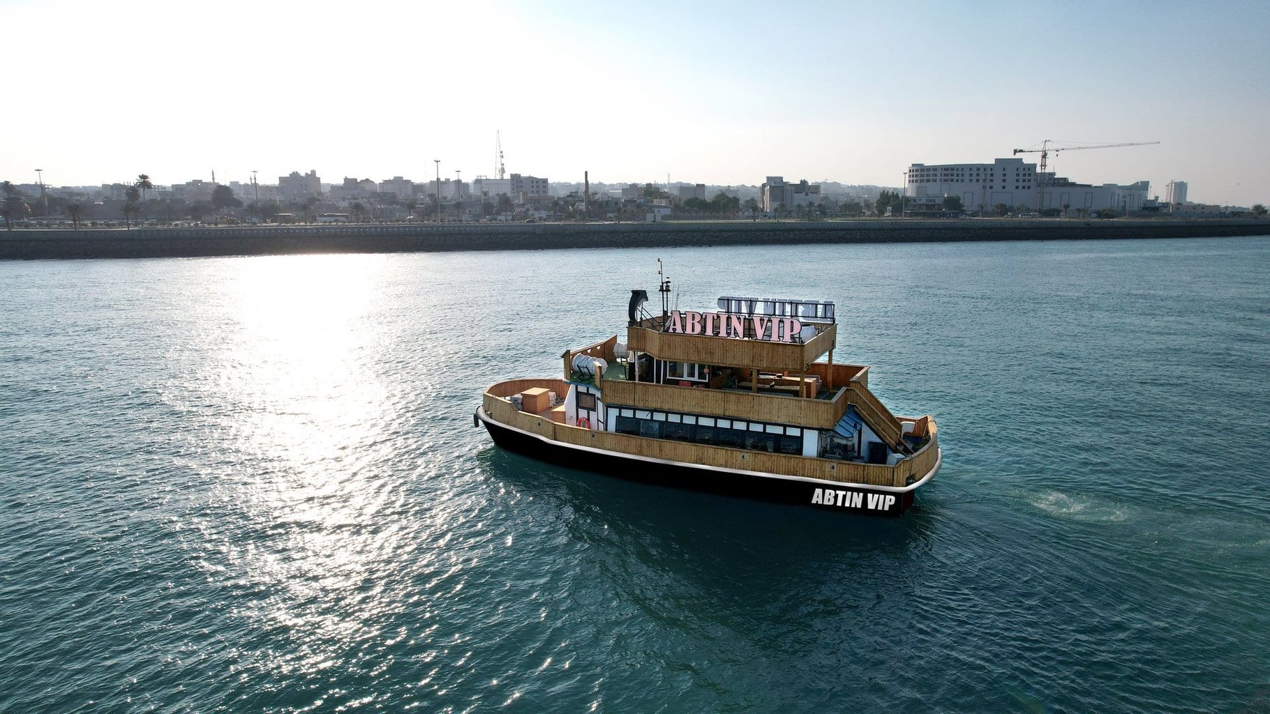 آشپزخانه و فضای صرف غذا با میز نهارخوری در آپارتمان ۹۵متری قشم