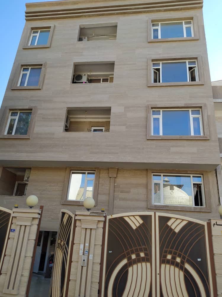 حمام و سرویس بهداشتی با کاشی‌کاری در آپارتمان ۹۵متری قشم