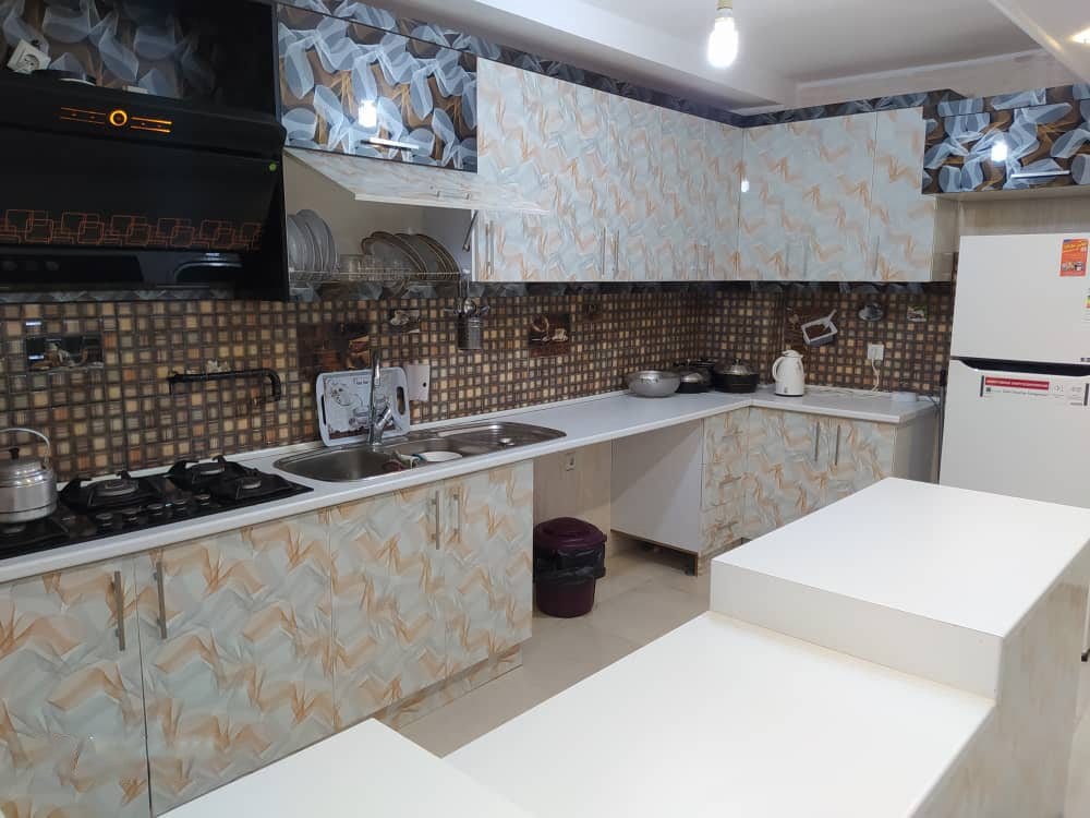 آشپزخانه با کابینت و اجاق گاز در آپارتمان سام ۱ واحد ۷ قشم