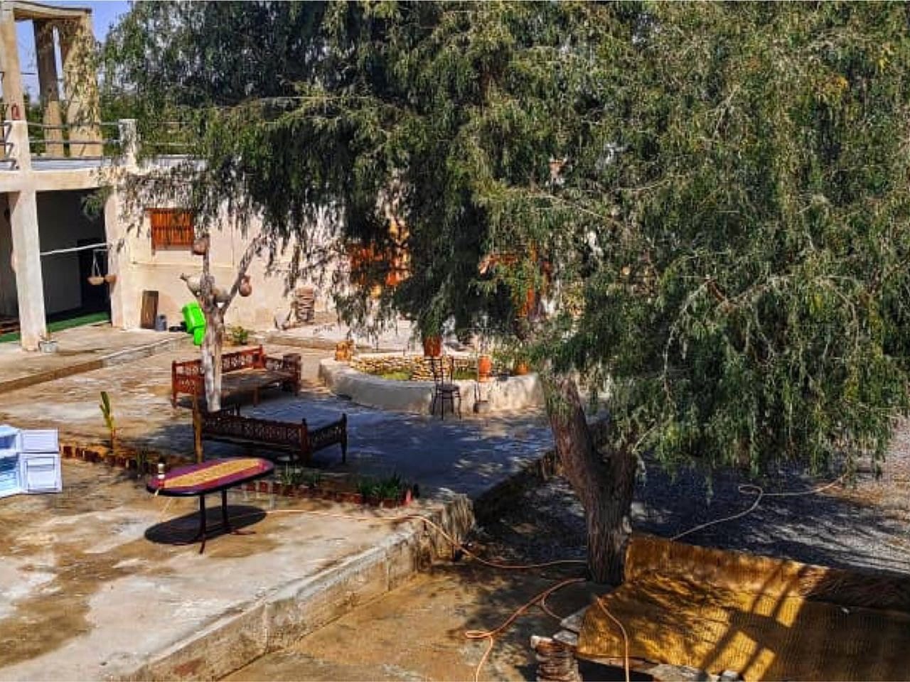 محوطهٔ سنگ‌فرش بیرونی در بوم‌گردی چیرا قشم