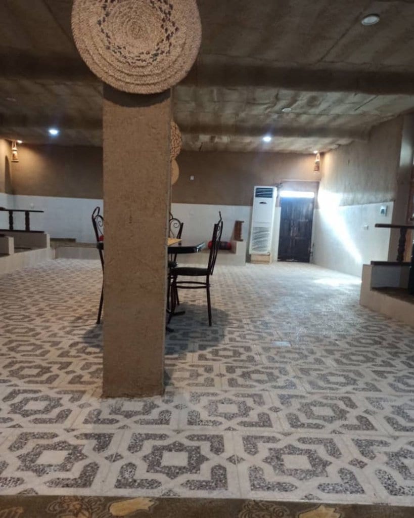 اتاق سنتی با ستون، نشیمن کف‌خواب و کفپوش طرح‌دار در بوم‌گردی چیرا واحد موج قشم
