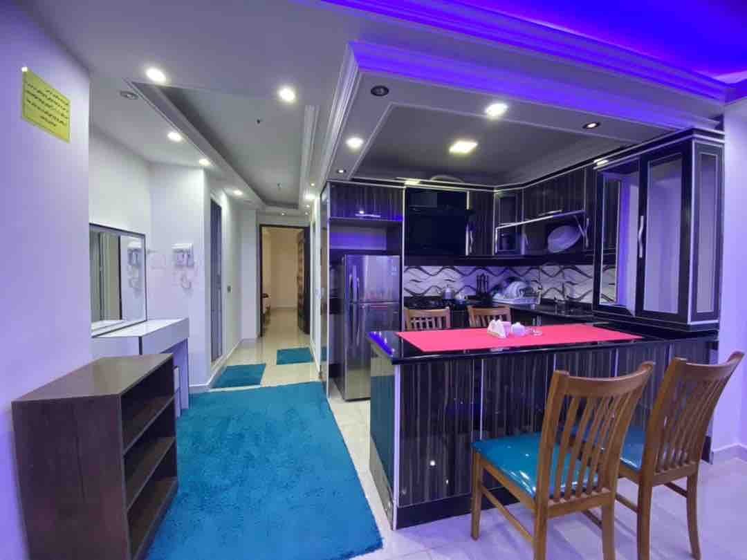 قایق گردشگری زرد در دریای قشم نزدیک مجتمع سام پلاس