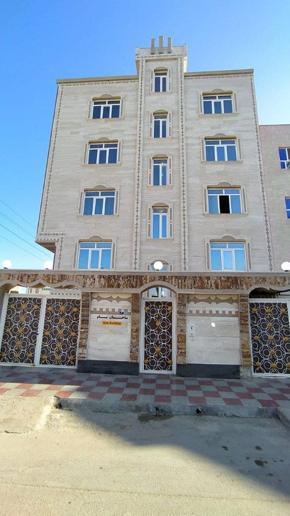 نمای بیرونی ساختمان مجتمع سام پلاس ۱ در جزیرهٔ قشم