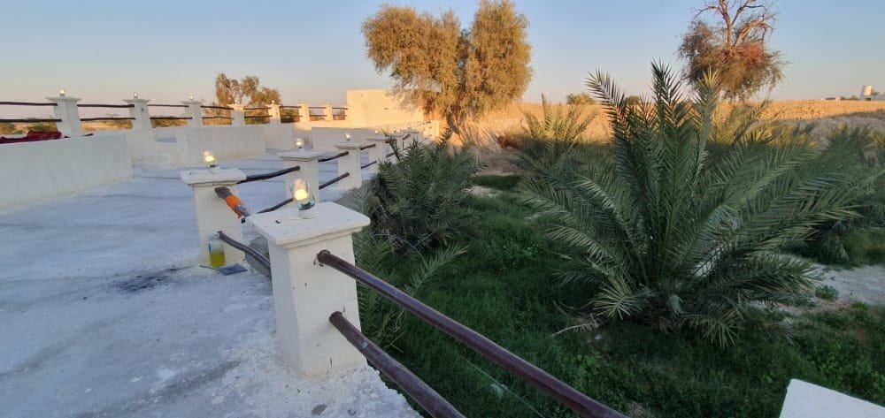 طاقچه و دیوارِ قوسیِ سفیدِ نمای داخلیِ بوم‌گردی مالوک قشم