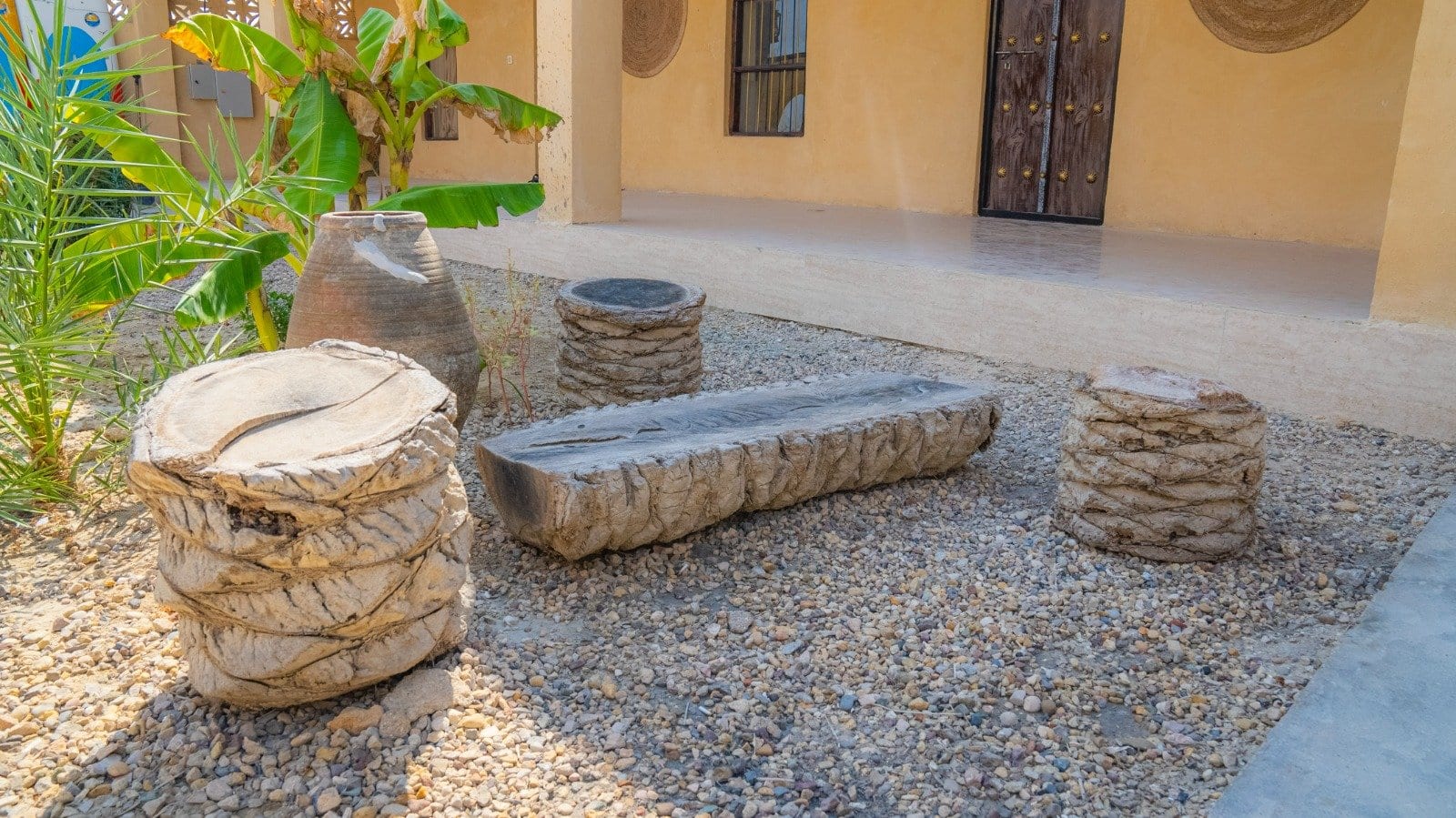 نمای شب محوطهٔ اقامتگاه بوم‌گردی میرزا در قشم