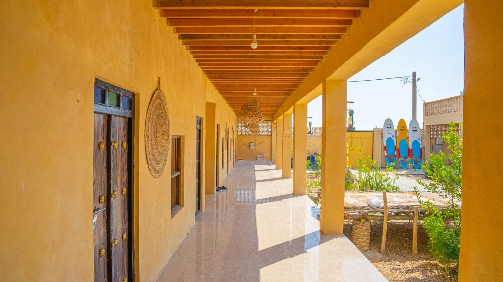 ایوان سرپوشیده با تزیینات دیواری در اقامتگاه بوم‌گردی میرزا قشم