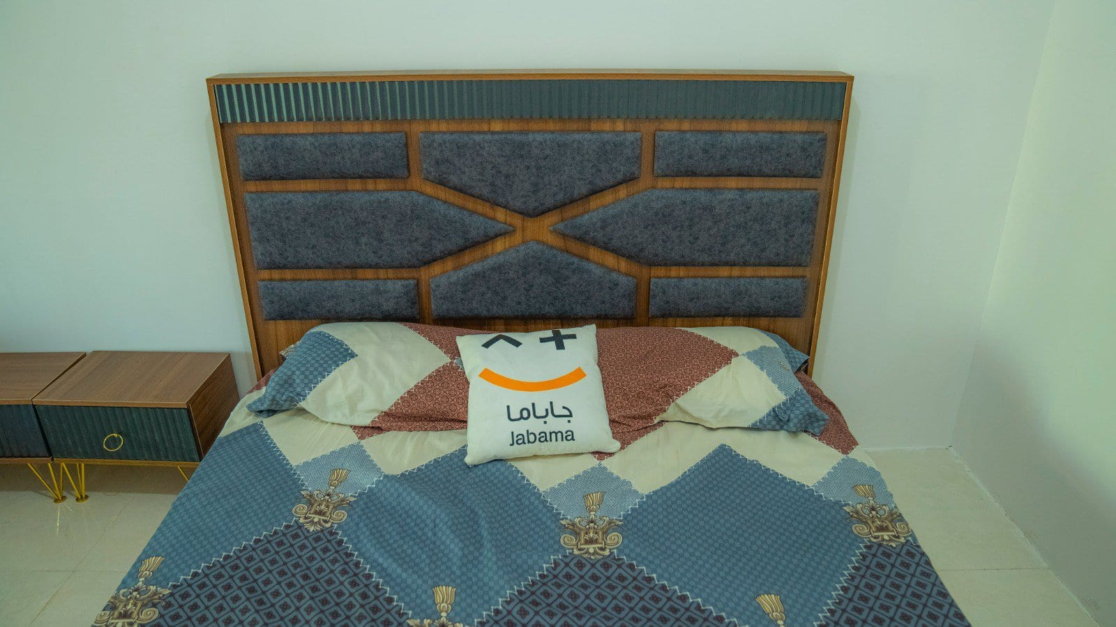 اتاق‌خواب با تخت دونفره و تاج تخت سنتی در بوم‌گردی میرزا واحد ۱۳ قشم