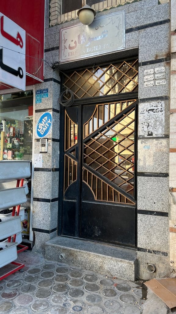 راه‌پله با کپسول آتش‌نشانی در مسیر دسترسی به آپارتمان قشم
