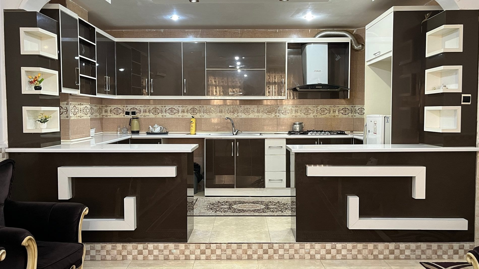 آشپزخانهٔ کامل با کابینت چوبی و میز غذاخوری در آپارتمان قشم