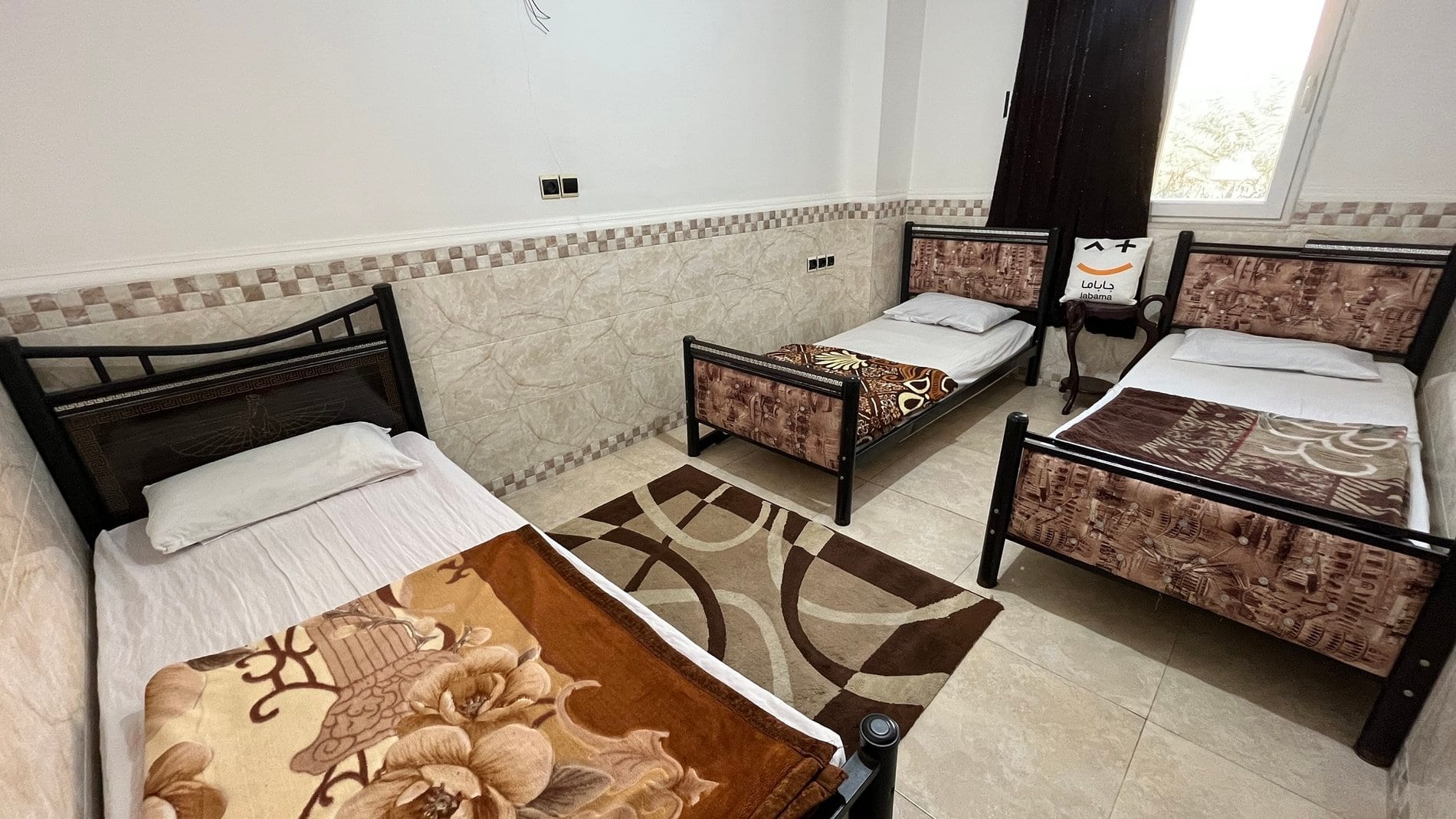 اتاق‌خواب با فرش طرح‌دار و تخت در آپارتمان ۱۱۰متری قشم