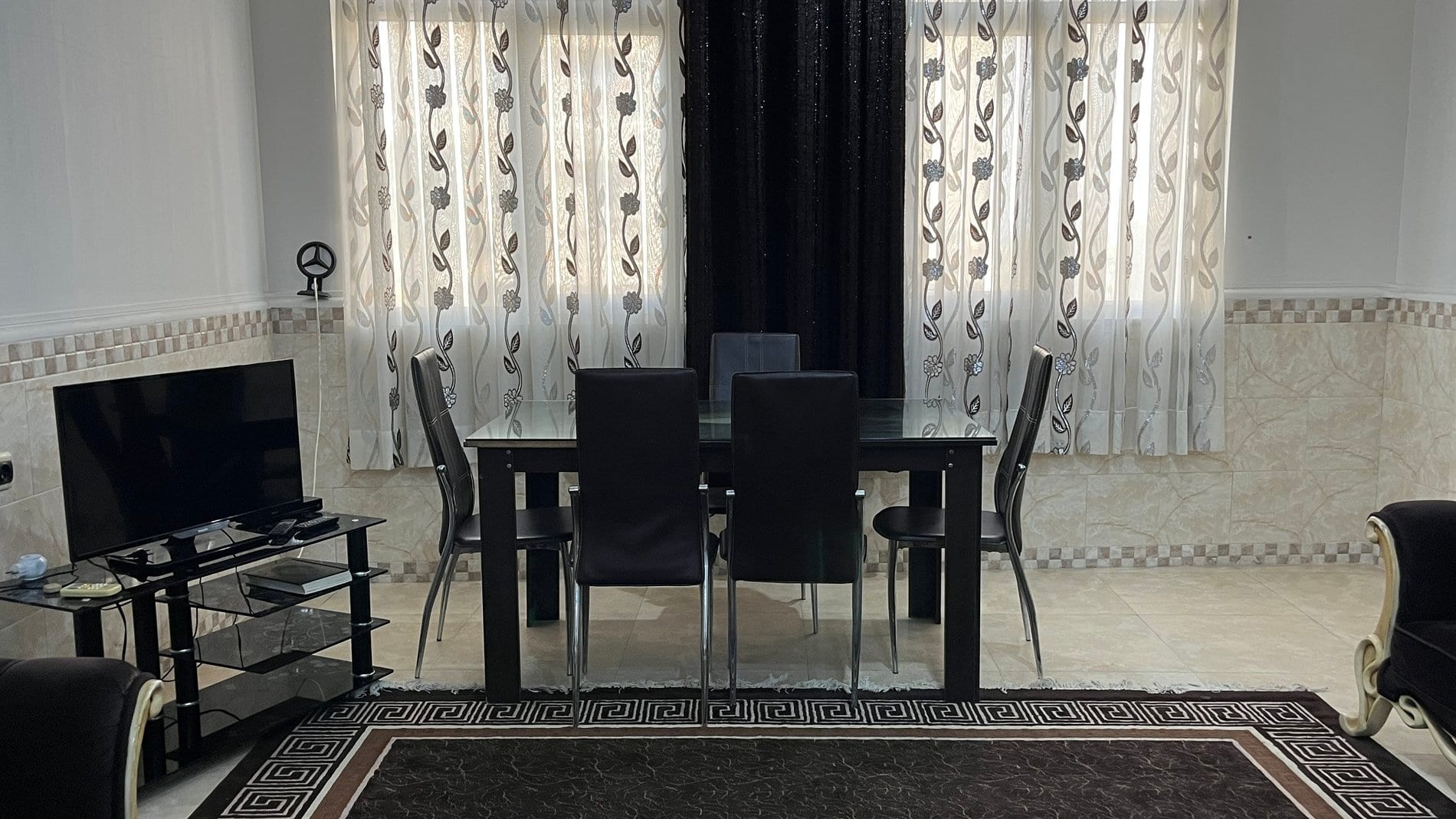 منظرهٔ شهر قشم از پنجرهٔ آپارتمان ۱۱۰متری