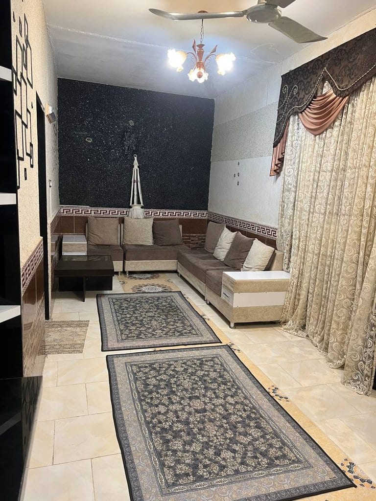 راهرو و فضای داخلی با کفپوشِ موزاییکی در بوم‌گردی موم گپو واحد گلپاوو قشم