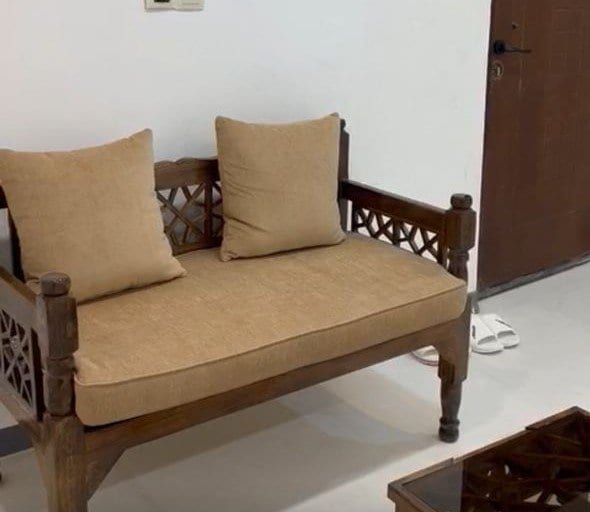 نیمکت چوبی سنتی سوئیت شمسی‌پور قشم با کوسن