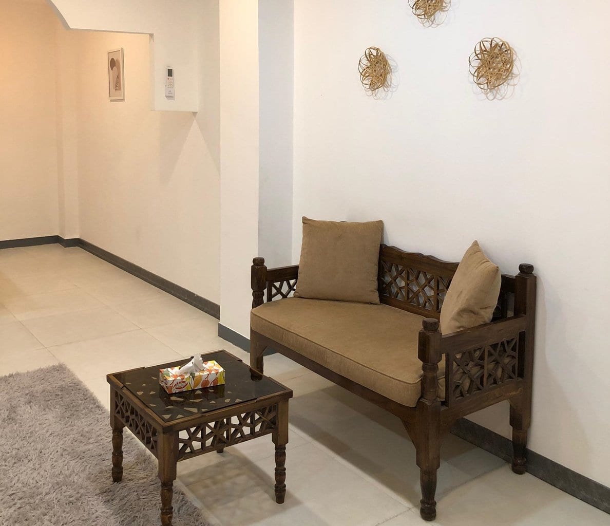 نیمکت چوبی سنتی با کوسن در نشیمن سوئیت دنج قشم