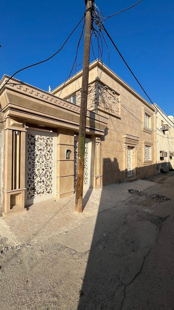 حیاط و محوطهٔ بیرونی آپارتمان صدف ۸ قشم