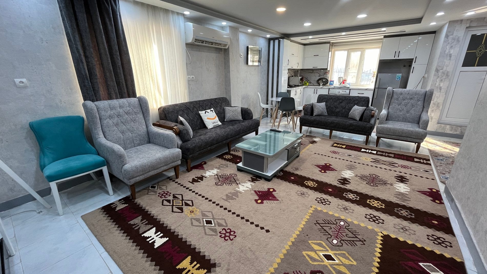 اتاق‌خواب با تخت دونفره و روتختی طوسی در آپارتمان صدف ۸ قشم