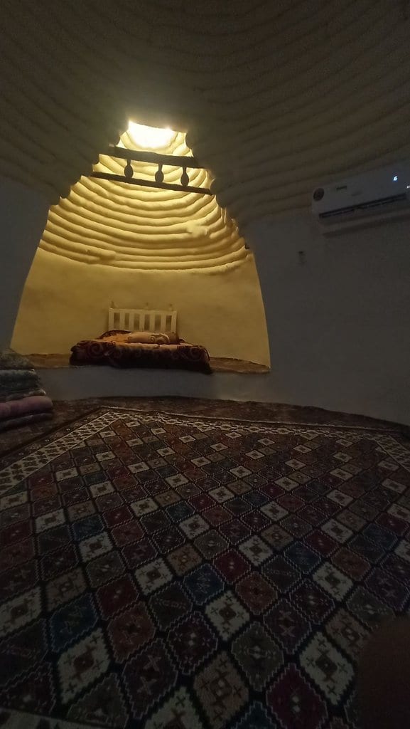اتاق گنبدی سنتی با کفپوش طرح‌دار و سقف قوسی در بوم‌گردی چیرا واحد گنبدی قشم