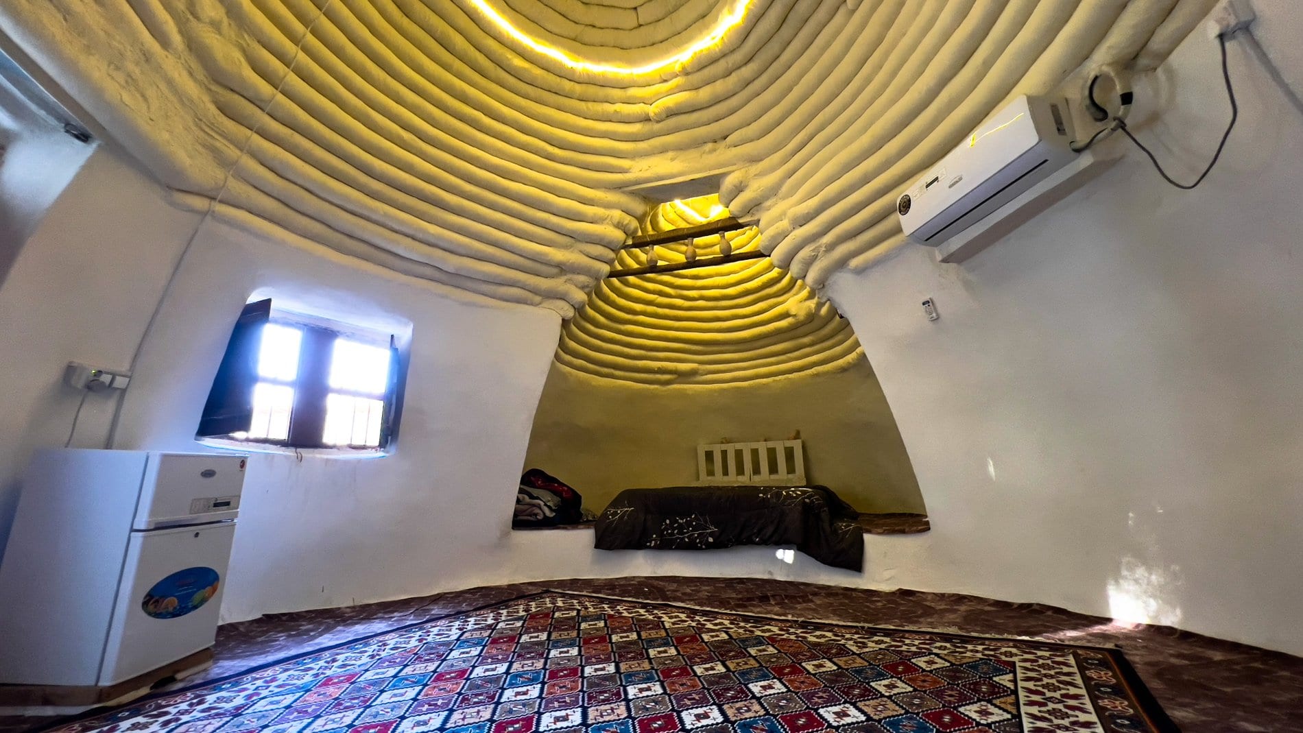 اتاق گنبدی با سقف قوسی راه‌راه و نشیمن کف‌خواب در بوم‌گردی چیرا واحد گنبدی قشم