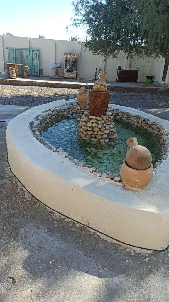 آب‌نمای گرد با کوزهٔ سنتی در حیاط بوم‌گردی چیرا قشم