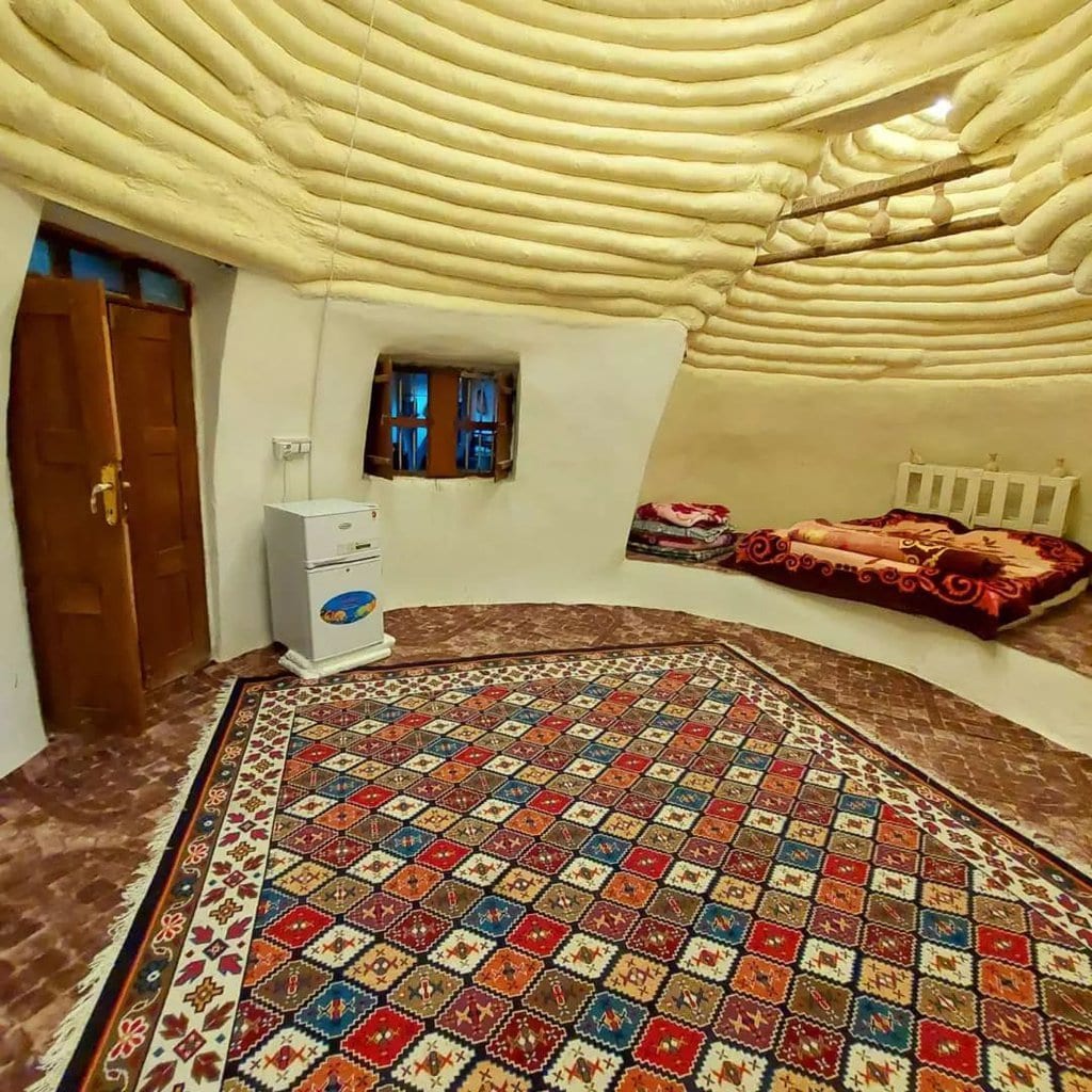 اتاق گنبدی با سقف راه‌راه، کفپوش طرح‌دار و تخت کف‌خواب در بوم‌گردی چیرا واحد گنبدی قشم