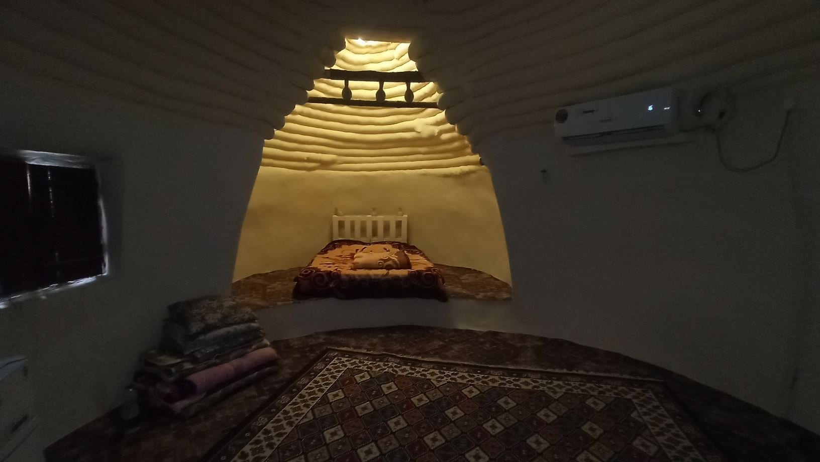 اتاق گنبدی با سقف راه‌راه و تخت کف‌خواب در بوم‌گردی چیرا واحد گنبدی قشم