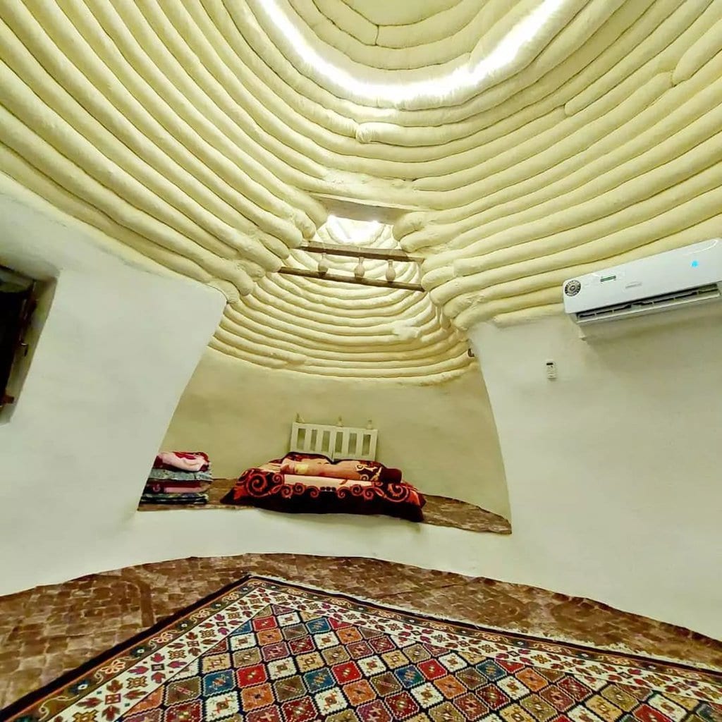 اتاق گنبدی با سقف قوسی راه‌راه و کفپوش طرح‌دار در بوم‌گردی چیرا واحد گنبدی قشم