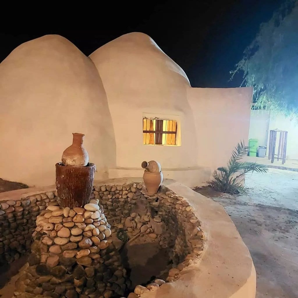 نمای بیرونی سازهٔ گنبدی سنتی در غروب بوم‌گردی چیرا قشم