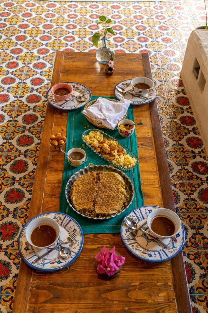 صبحانهٔ سنتی چیده‌شده روی کف فرش‌شده در بوم‌گردی ماتوسکا هرمز