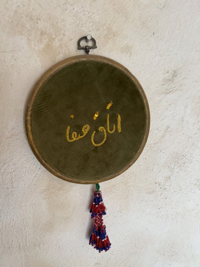 تابلوی گرد سبز با عنوان «اتاق صفا» در بوم‌گردی ماتوسکا هرمز