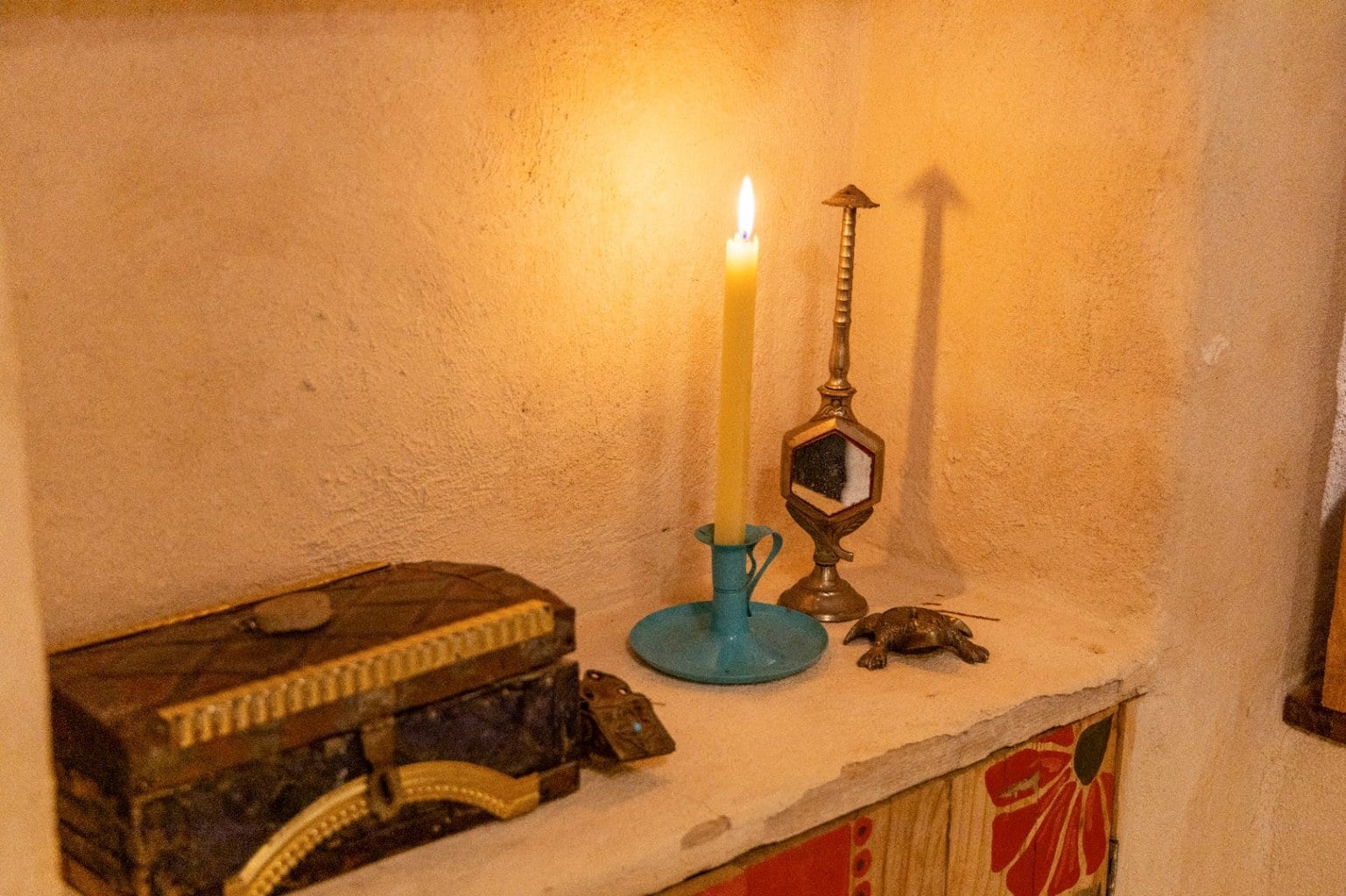 حیاط سرسبز با گیاهان و حوضچهٔ کوچک در بوم‌گردی ماتوسکا هرمز