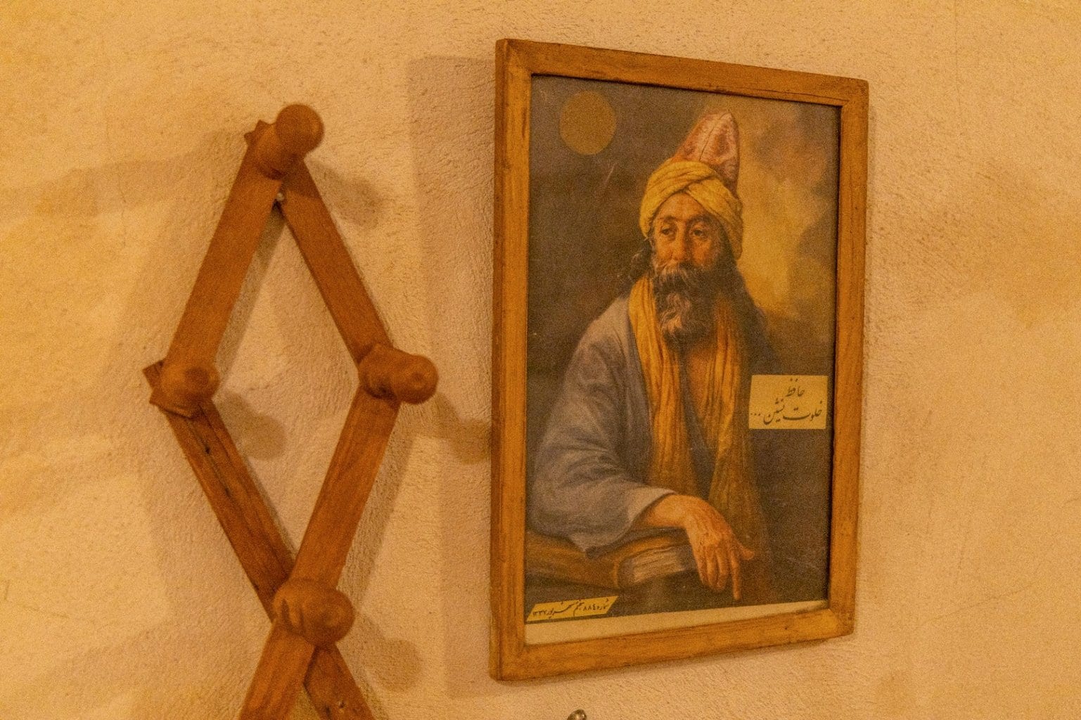 اتاق‌خواب سفید با نقش اسب روی دیوار و حولهٔ سبز در بوم‌گردی ماتوسکا هرمز