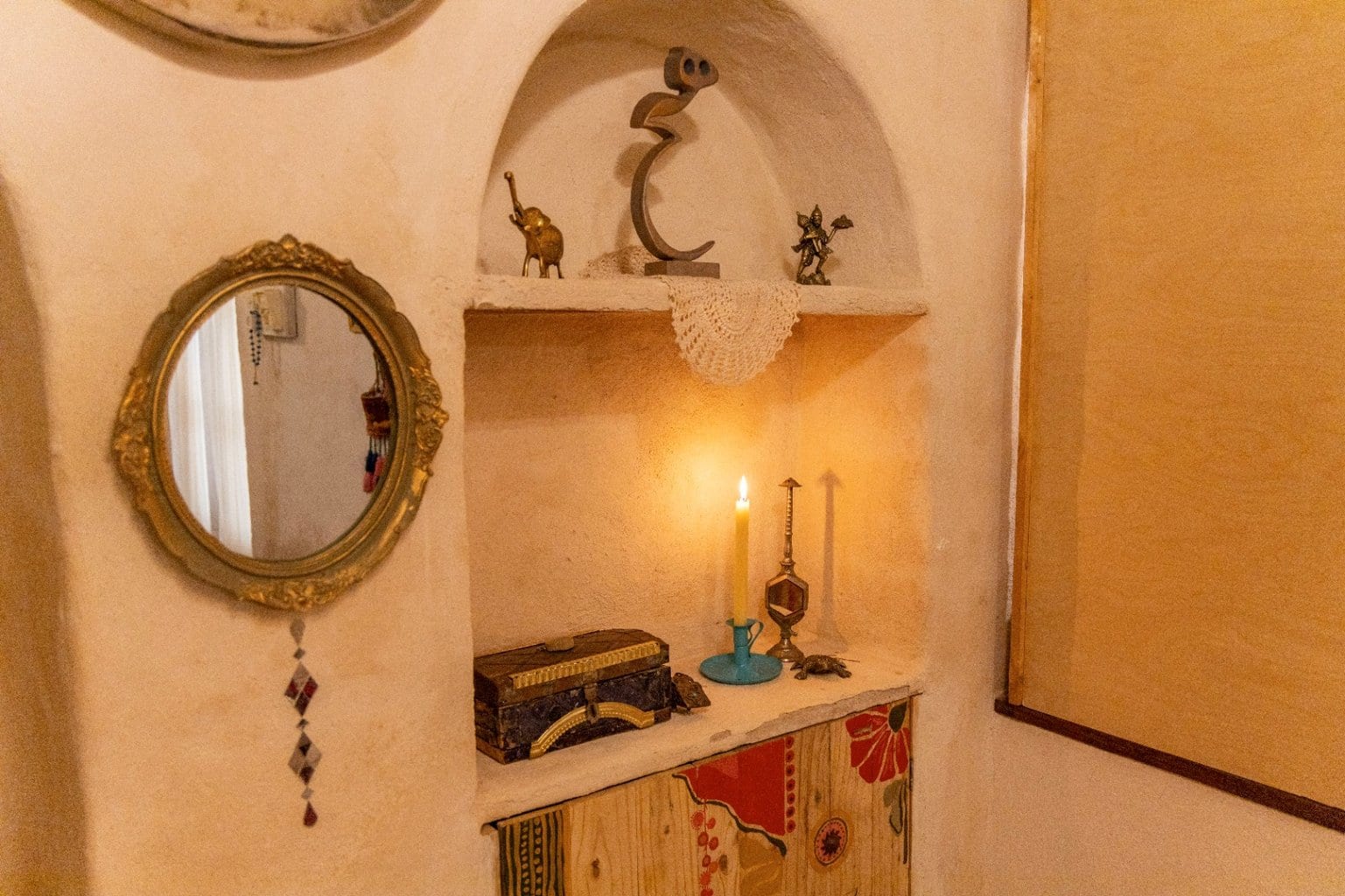 طاقچهٔ قوسی با آینه و نقش مارمولکِ تزئینی در بوم‌گردی ماتوسکا هرمز