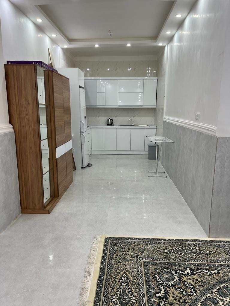 اتاق‌خواب با تخت دونفره و تلویزیون در ویلای کلودنگ هرمز