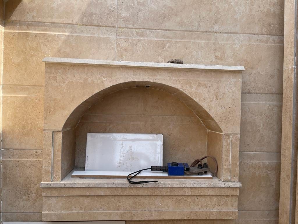 نشیمن با مبل راحتی و طاقچهٔ دیواری در ویلای کلودنگ هرمز
